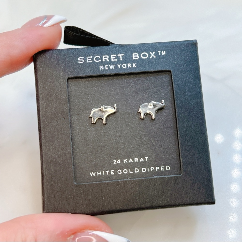 Secret Box 24k white gold dipped 🐘 elephant stud earrings - Picture 2 of 4